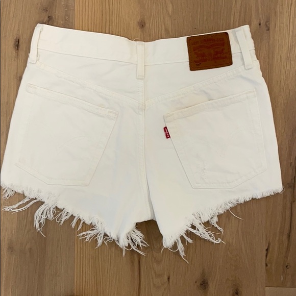 Levi’s white denim cut offs - Picture 2 of 5